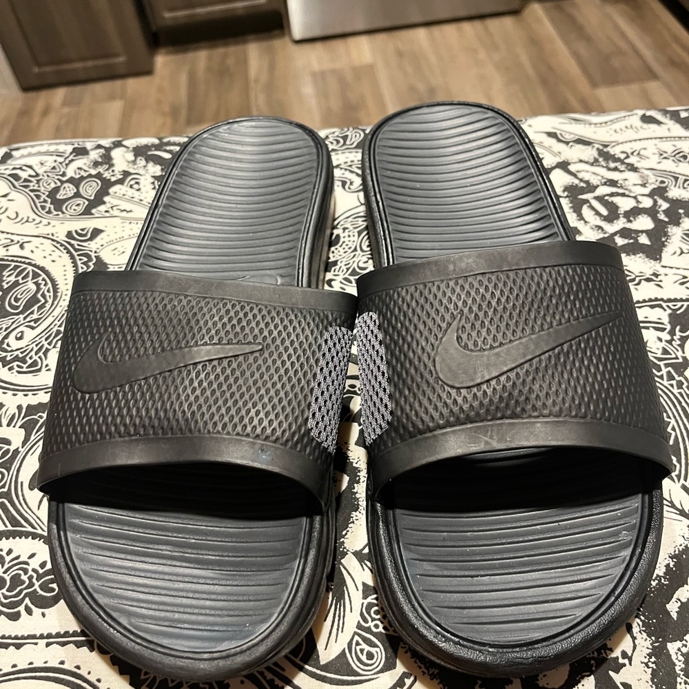 NIKE